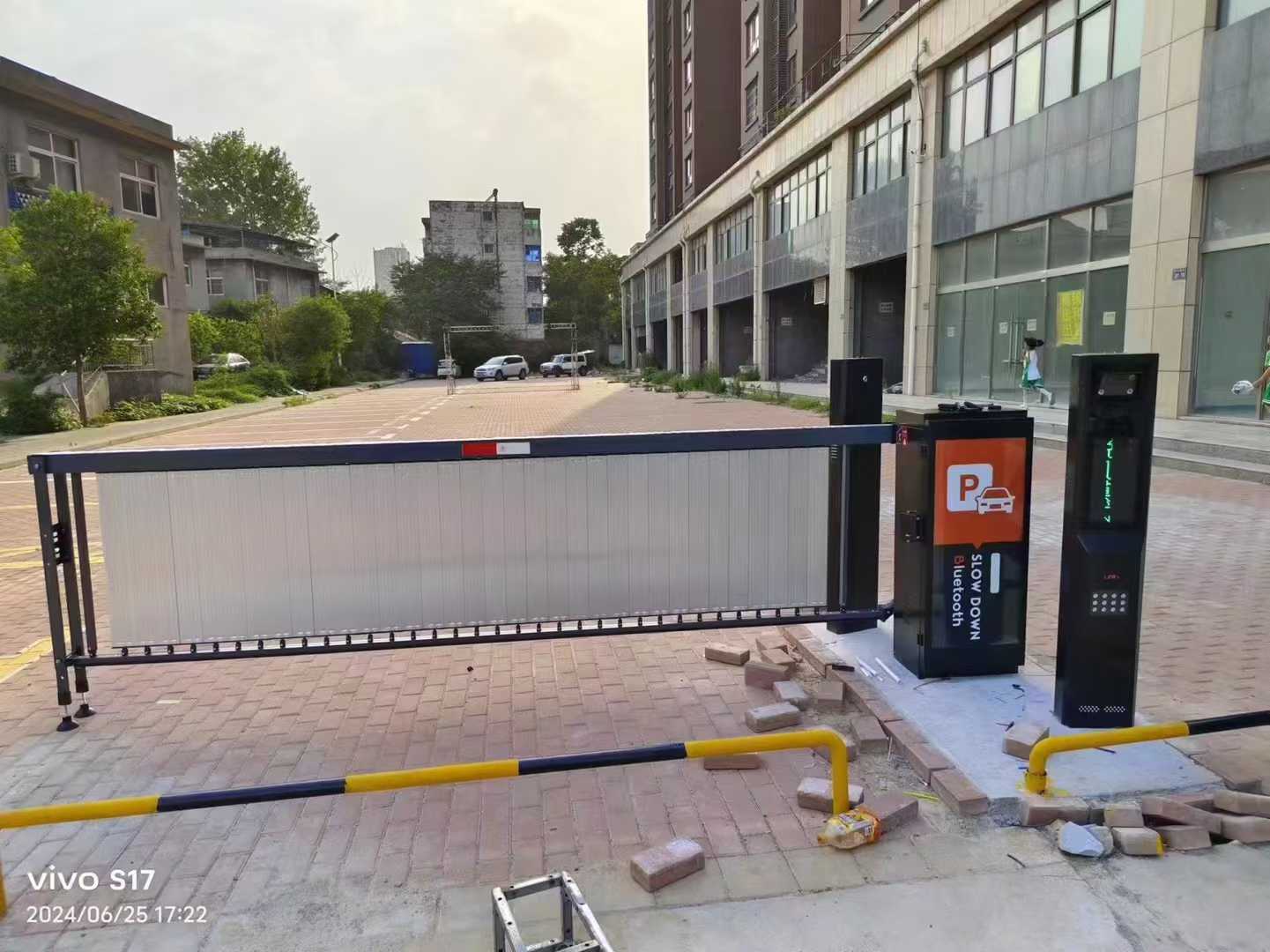 配图